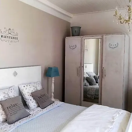 فندق مبيت وإفطار D'hote Equestre Au Petit Bonheur Chateldon